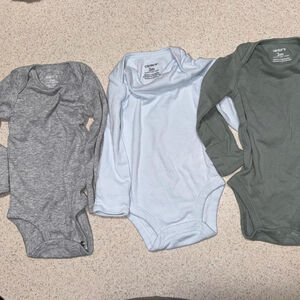 Carter 3 pack of baby long sleeve onesies in blue, grey and green

Used once